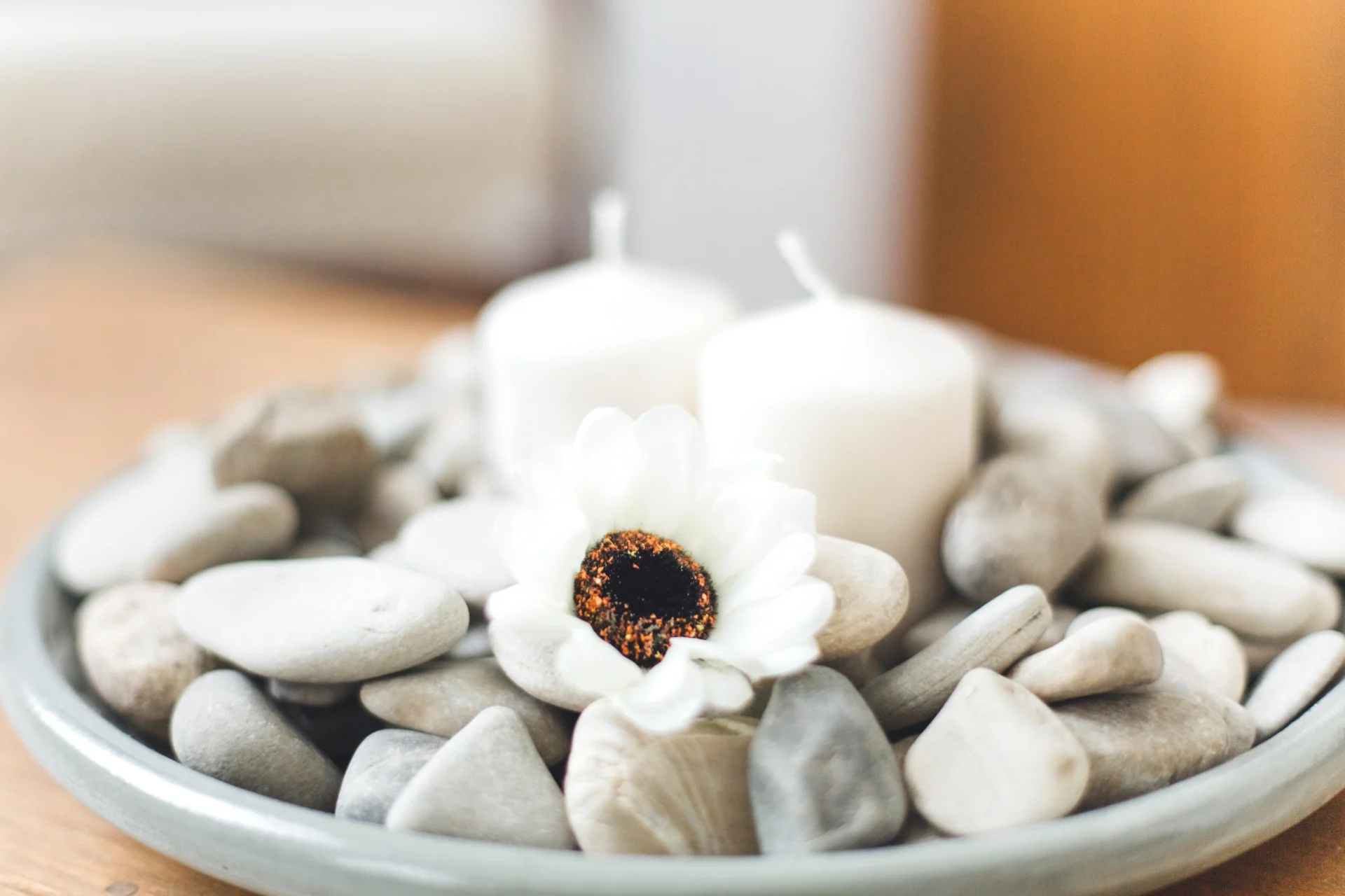 Zenschaal met bloem en kaarsen – Care for Women Haren, Groningen.