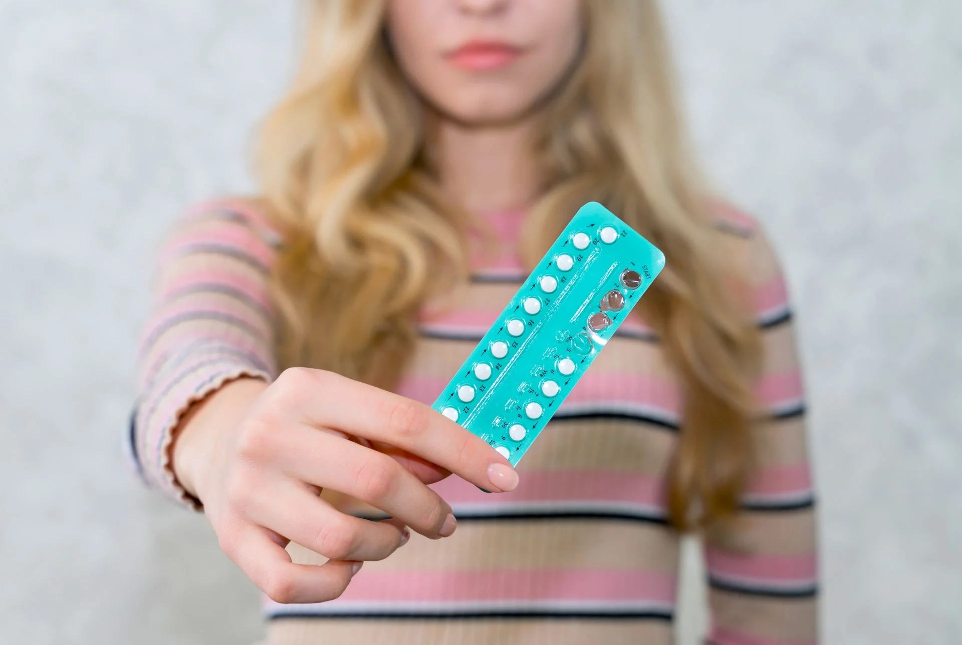 Vrouw houdt anticonceptiepil in handen – Care for Women Haren, Groningen.