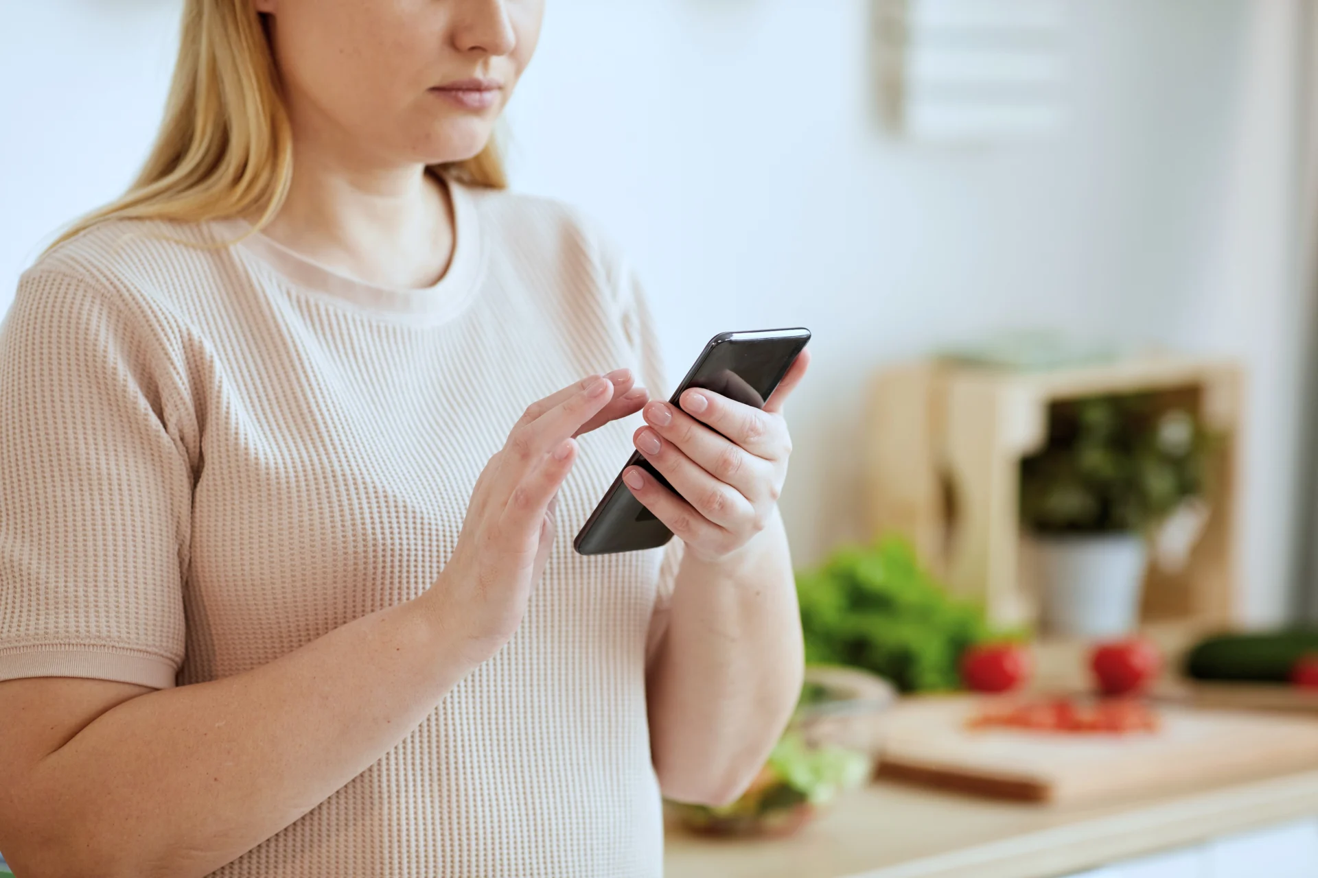 Volwassen vrouw met smartphone – Care for Women Haren, Groningen.