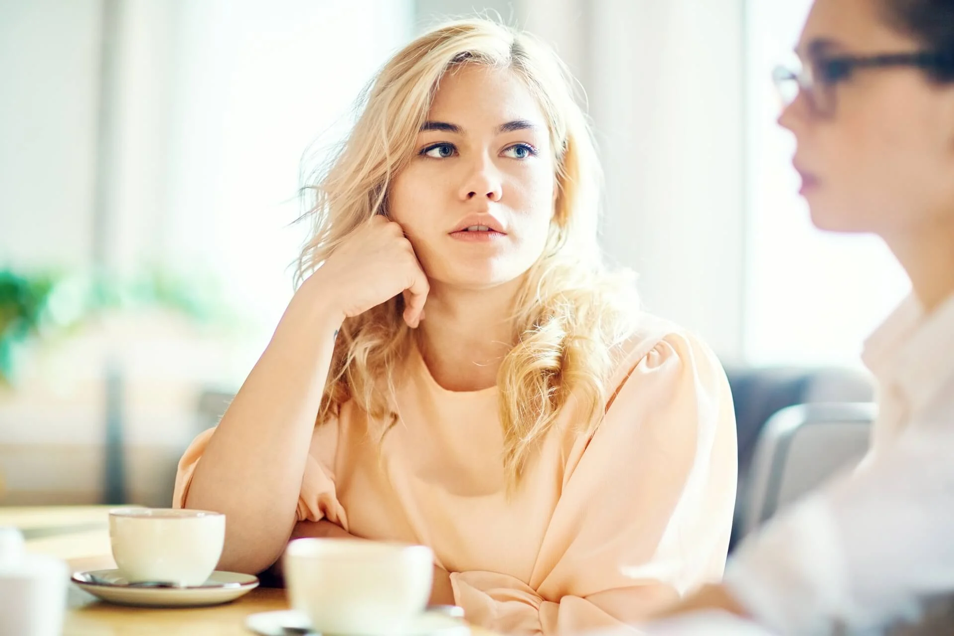 vrouw nadenkend care for women haren